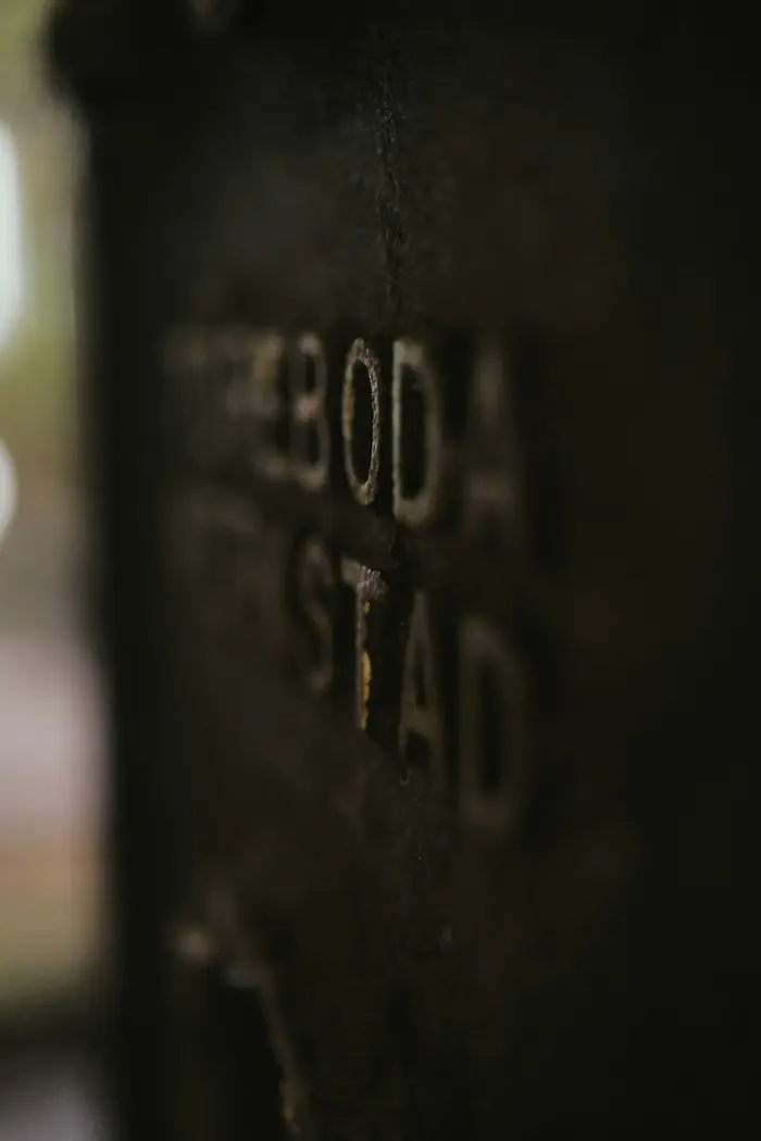 Letras de metal sobre una superficie oscura.