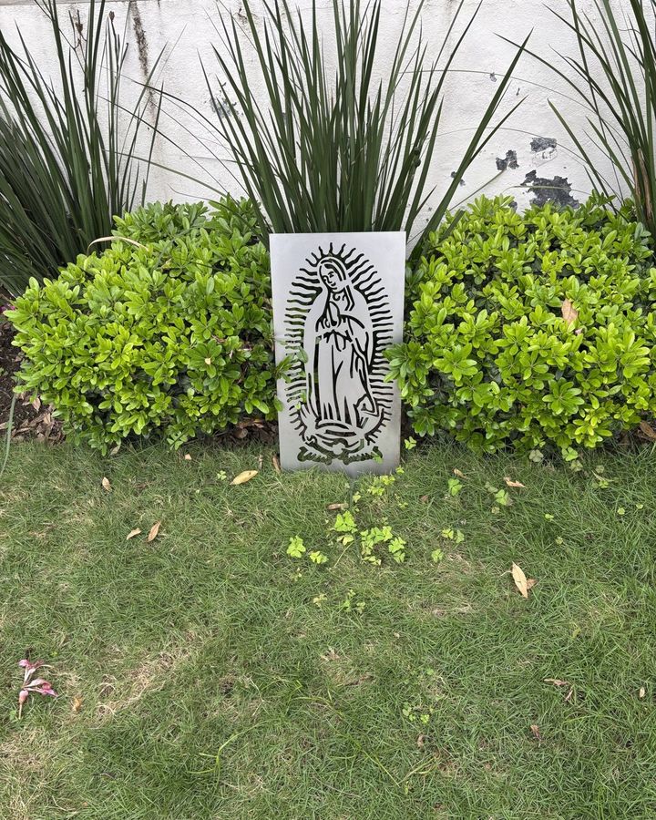 Pieza cortada en acero instalada en un jardín